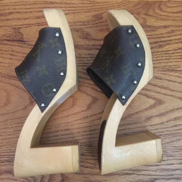 VINTAGE MULES CLOGS WOMENS 40 BROWN COATED CANVAS PLASTIC PLATFORM HEELS BOHO - Picture 2 of 16